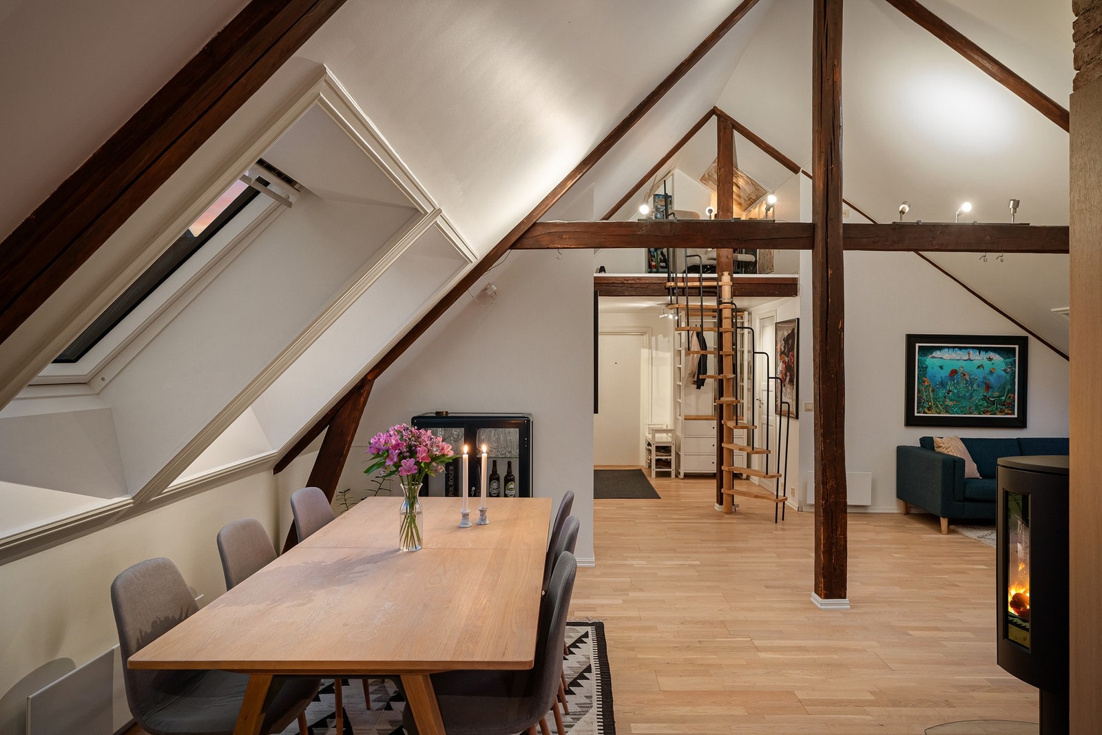 Sjarmerende loftsleilighet med lys og romslig planløsning Galleribilde