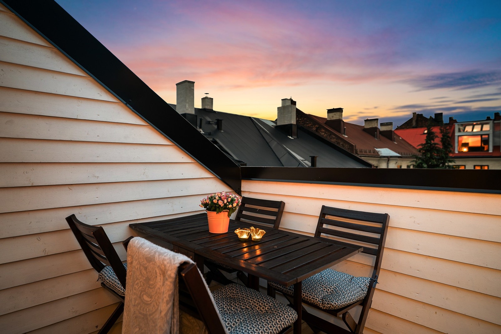 Takterasse med lun atmosfære og gode solforhold. Terrassen vender inn mot grønn og hyggelig bakgård Galleribilde