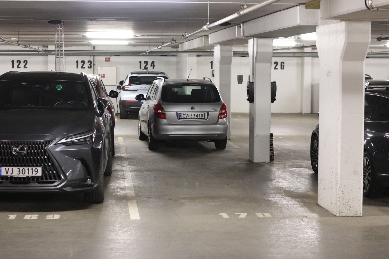 Garasjeplassen er romslig i høyde og bredde Galleribilde