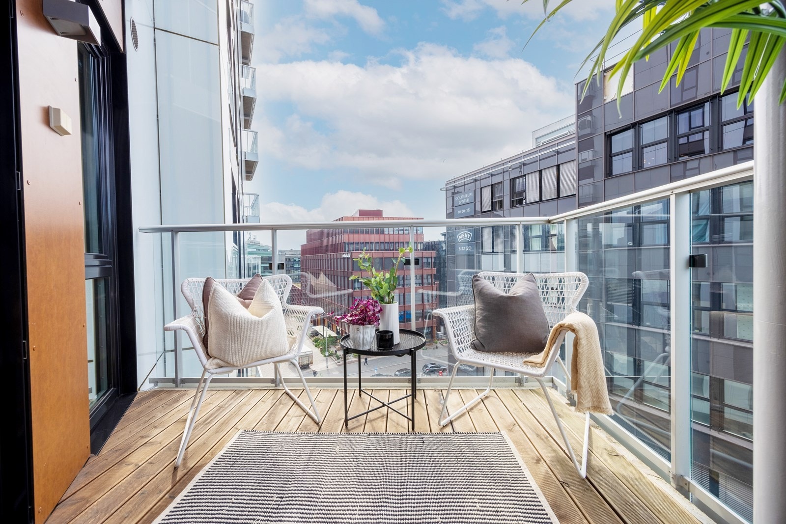 Leiligheten og balkongen har en meget god beliggenhet ytterst på rekken av balkonger, for et ekstra fritt og åpent utsyn Galleribilde