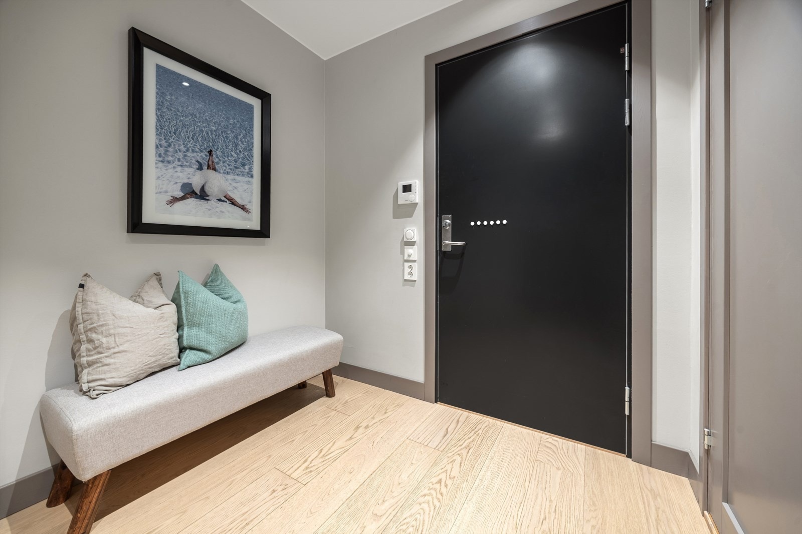 Romslig entré med god plass til sko og yttertøy Galleribilde