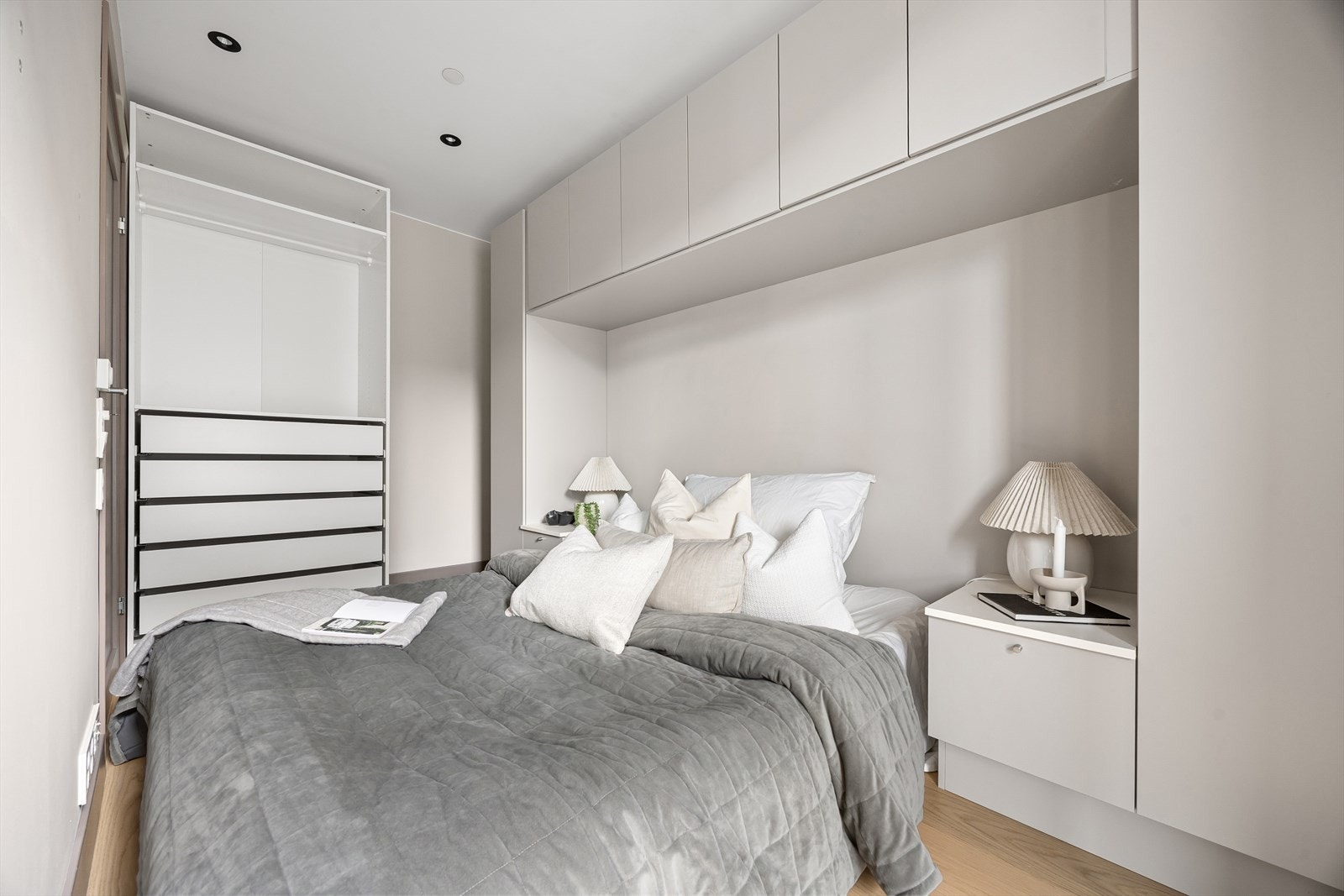 God plass til dobbeltseng og rikelig med oppbevaringsmuligheter Galleribilde