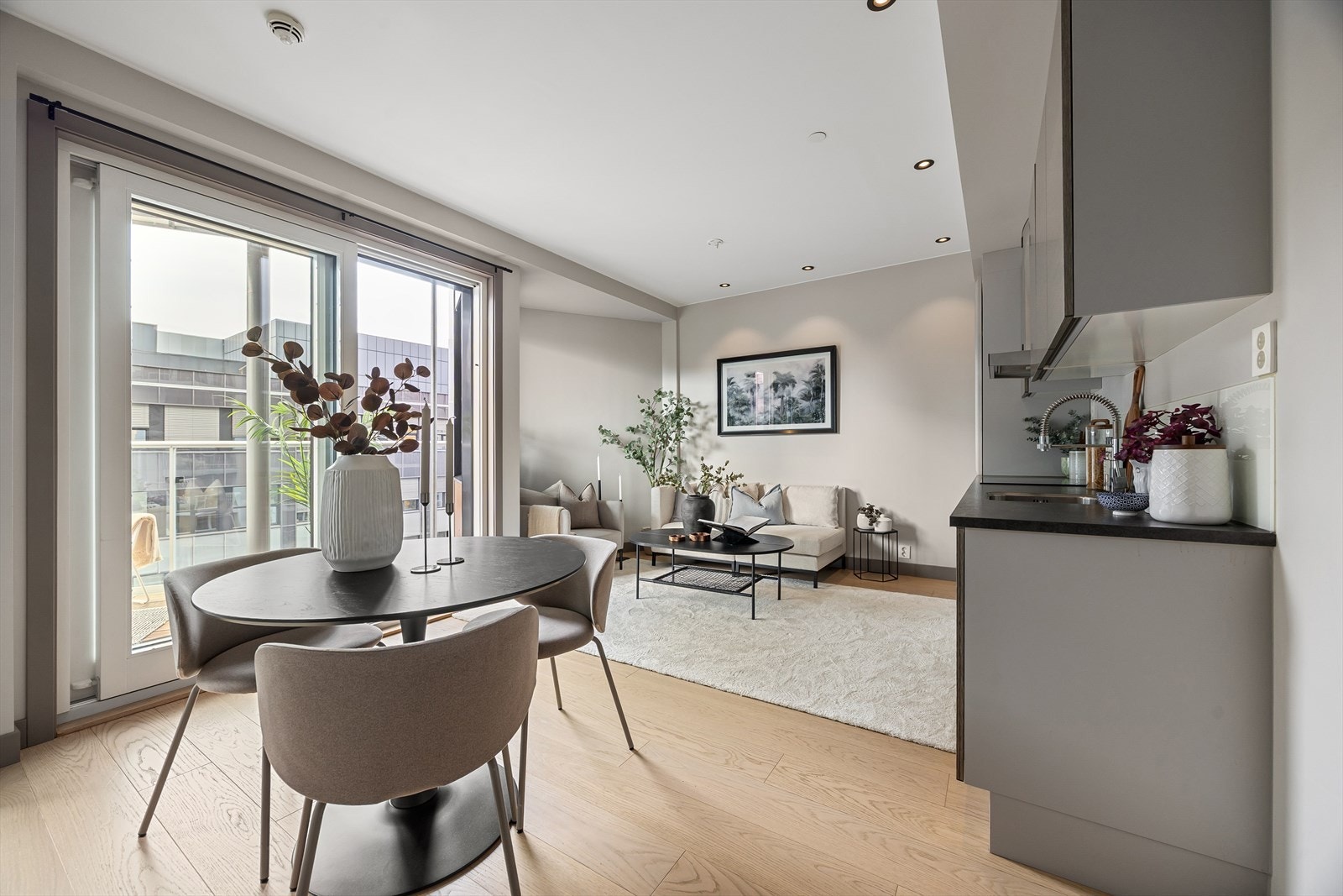 Leiligheten ligger høyt og fint til i 5. etg. i bygg fra 2017 og inneholder: Entré, bad, stue/kjøkken, soverom og solrik balkong Galleribilde