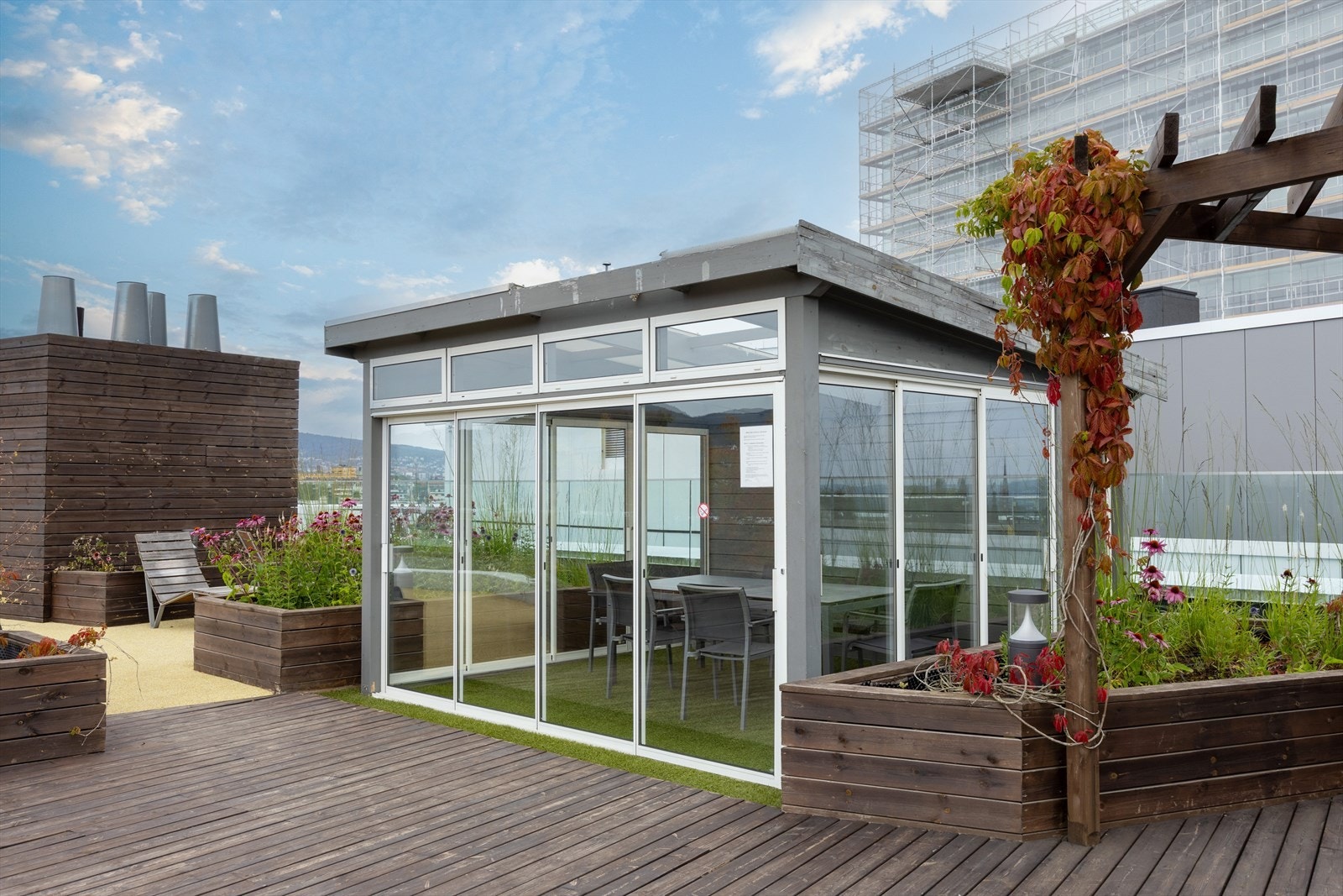 Flere sosiale soner og sittegruppe på takterrassen Galleribilde