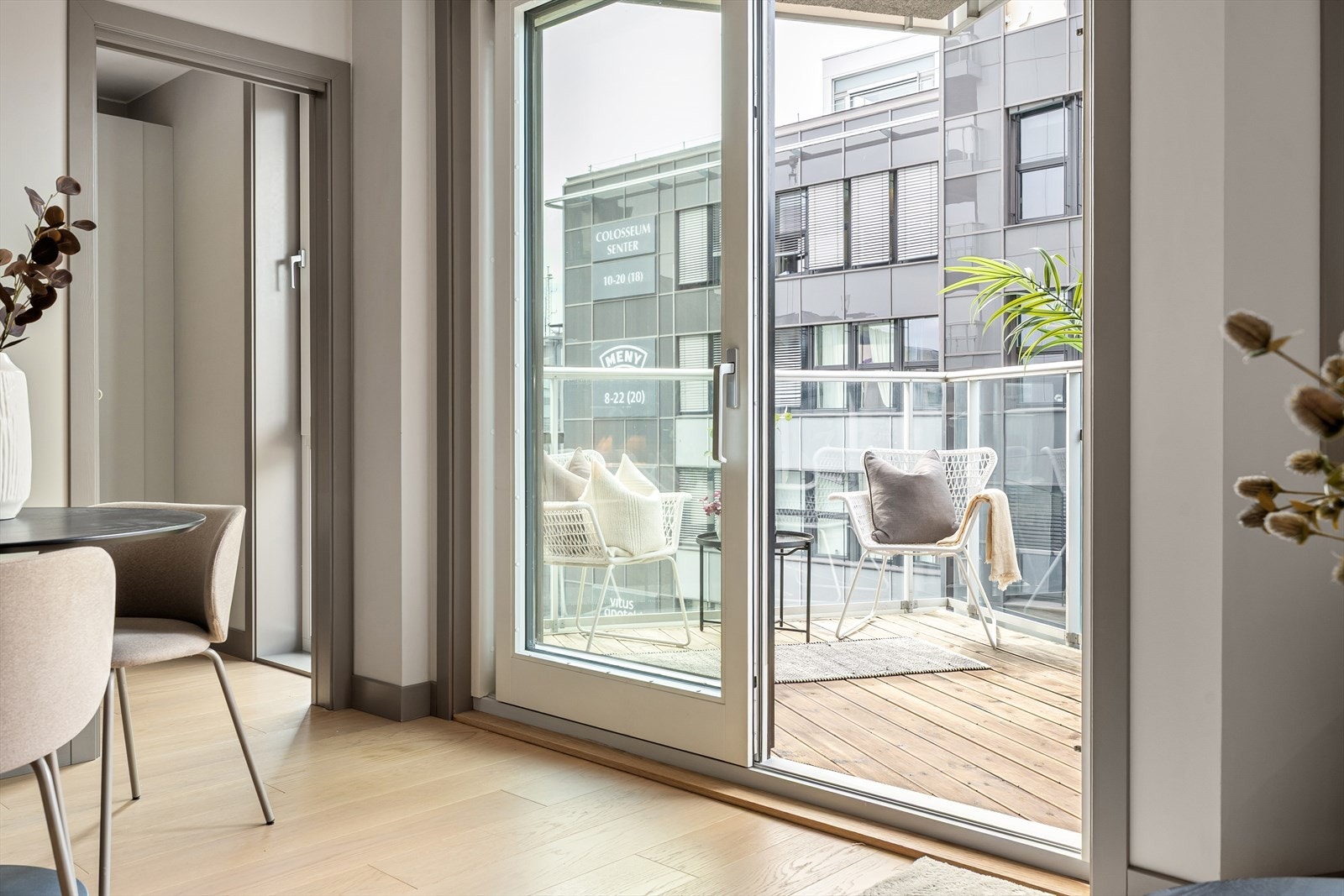 Fra stue er det adkomst til vestvendt balkong via skyvedør Galleribilde