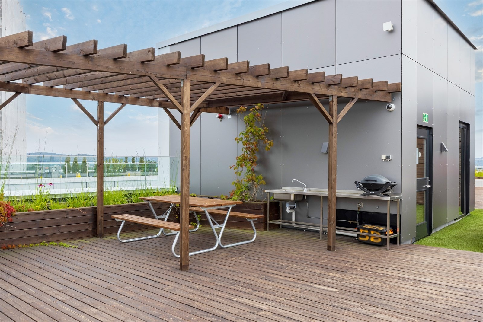 Her oppe finnes også vask og grill - lagt til rette for hyggelige selskap og sammenkomster Galleribilde