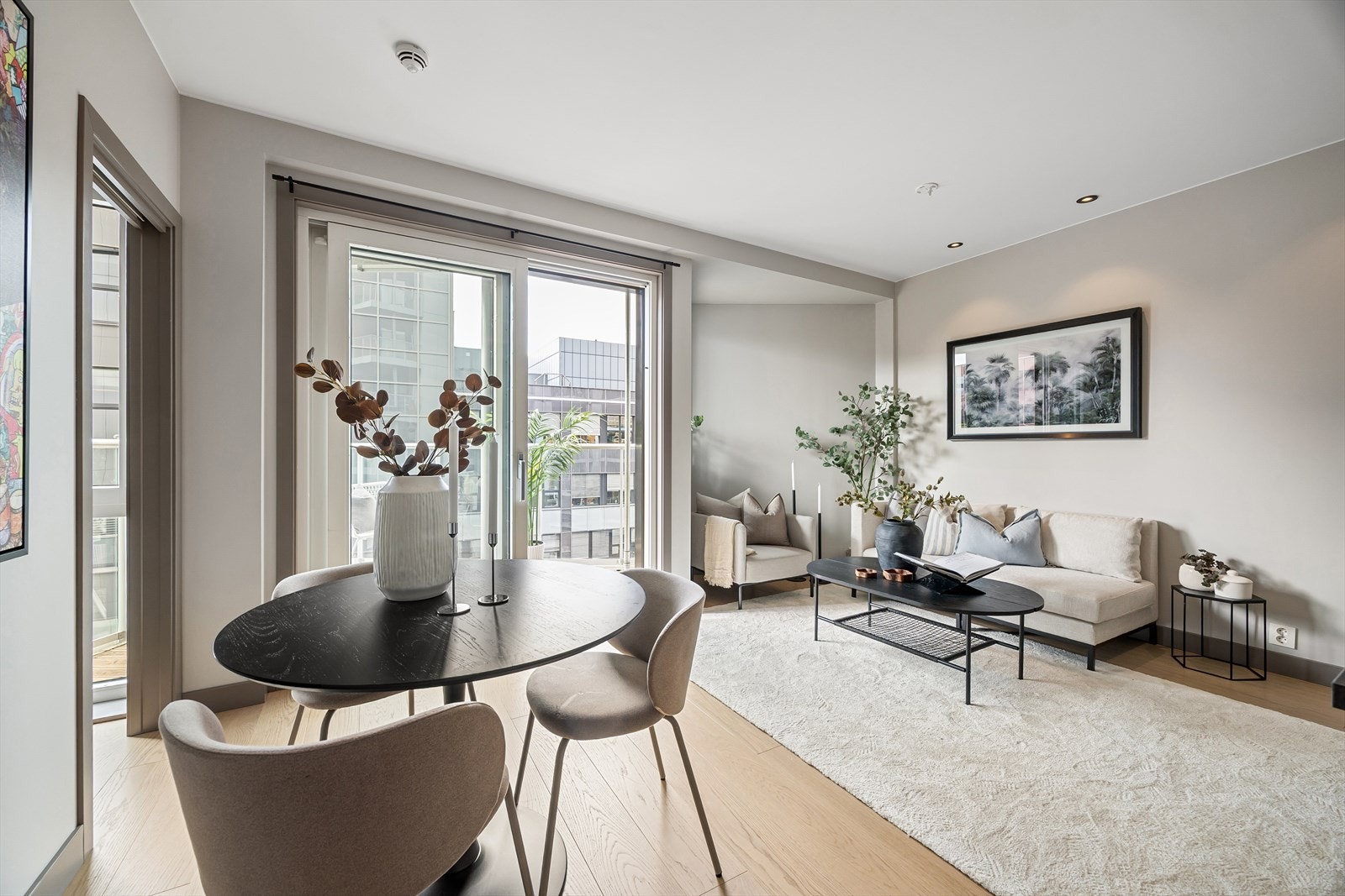 Stuen oppleves lys og romslig og har downlights i tak Galleribilde