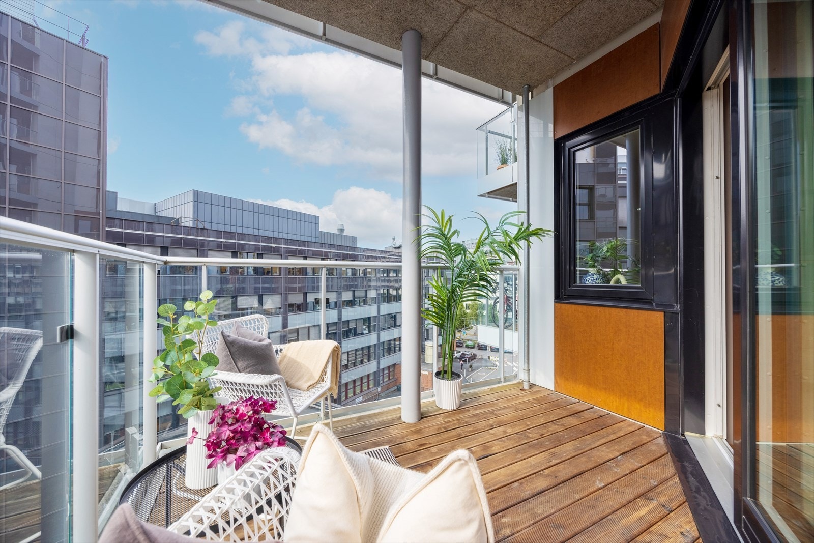 Her kan man nyte lange late sommerdager - med vestvendt orientering kan du nyte ettermiddag/kveldssol her ute Galleribilde