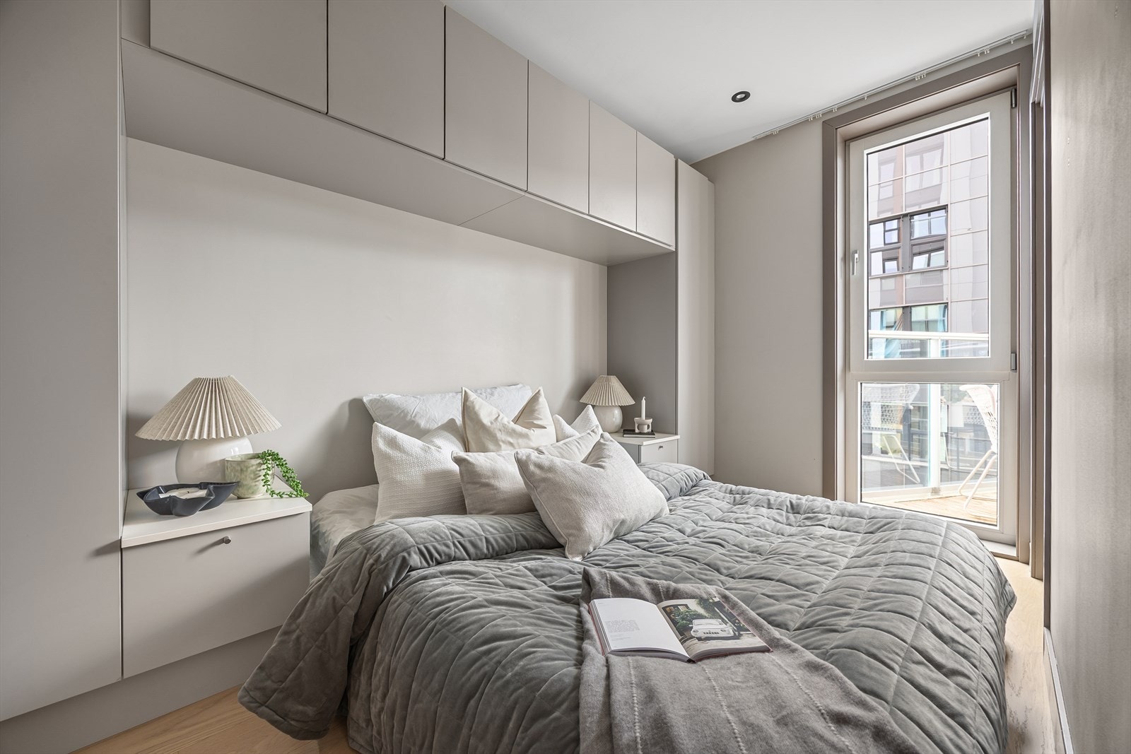 Lekket soverom med plassbygd garderobeløsning Galleribilde