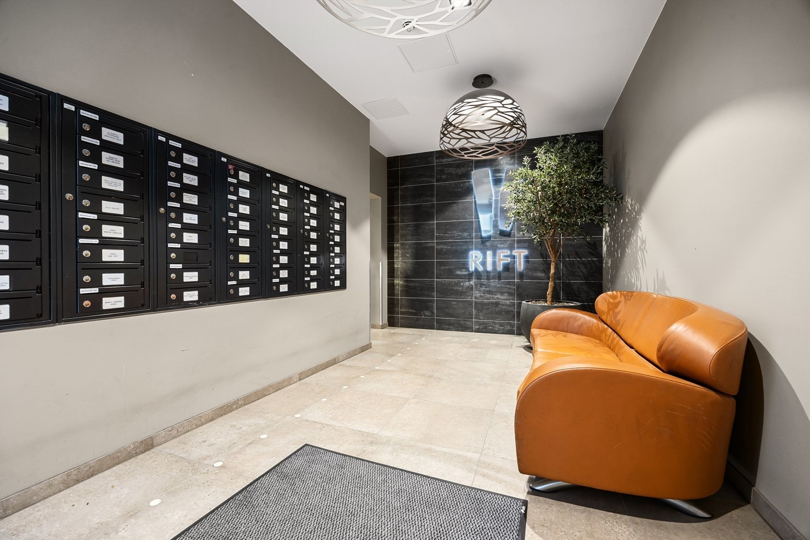 Flott og ekslusivt inngangsparti - heis opp til leilighetsplan. Velkommen inn! Galleribilde