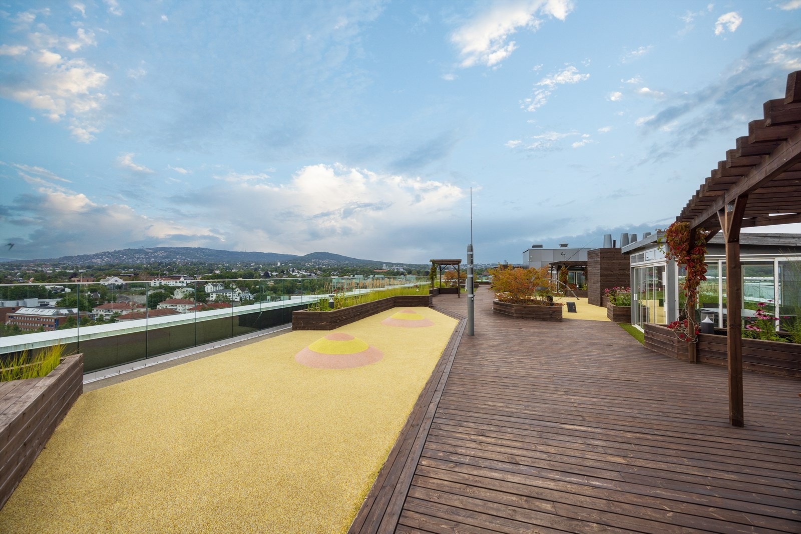 Takterrassen har imponerende utsikt over byen - her i retning Holmenkollen Galleribilde