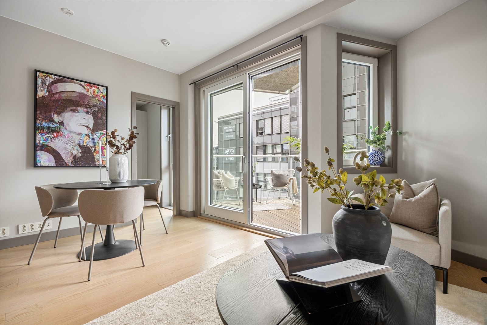 Leiligheten er preget av store vindusflater som gir en lys og luftig atmosfære i leiligheten Galleribilde