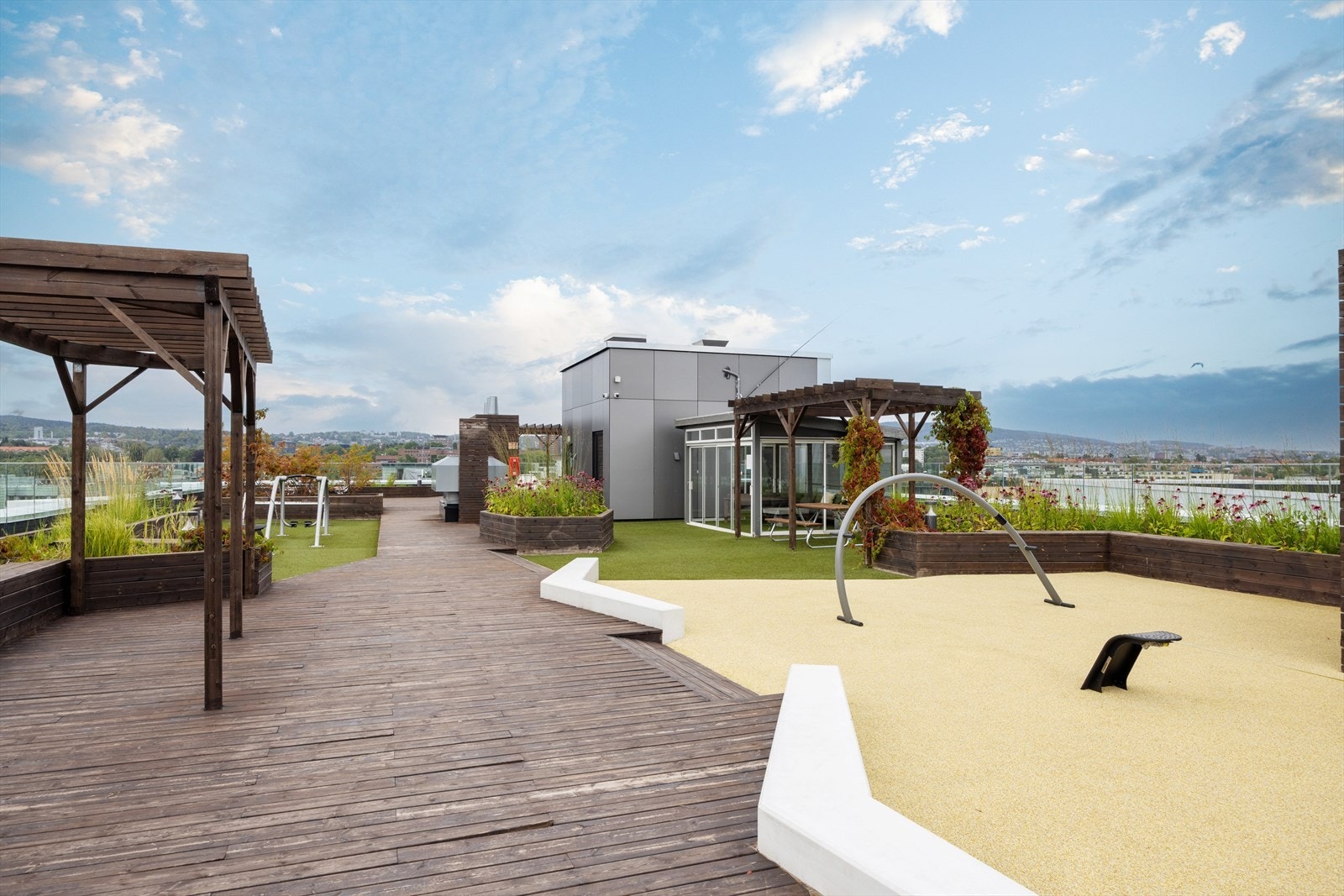 Pent opparbeidet felles takterrasse med sol fra morgen til kveld Galleribilde