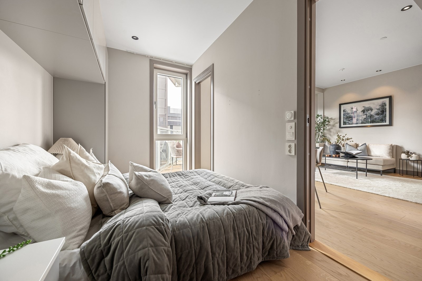 Inngang på begge sider av sengen er både plassbesparende og gir en lys og luftig romfølelse Galleribilde