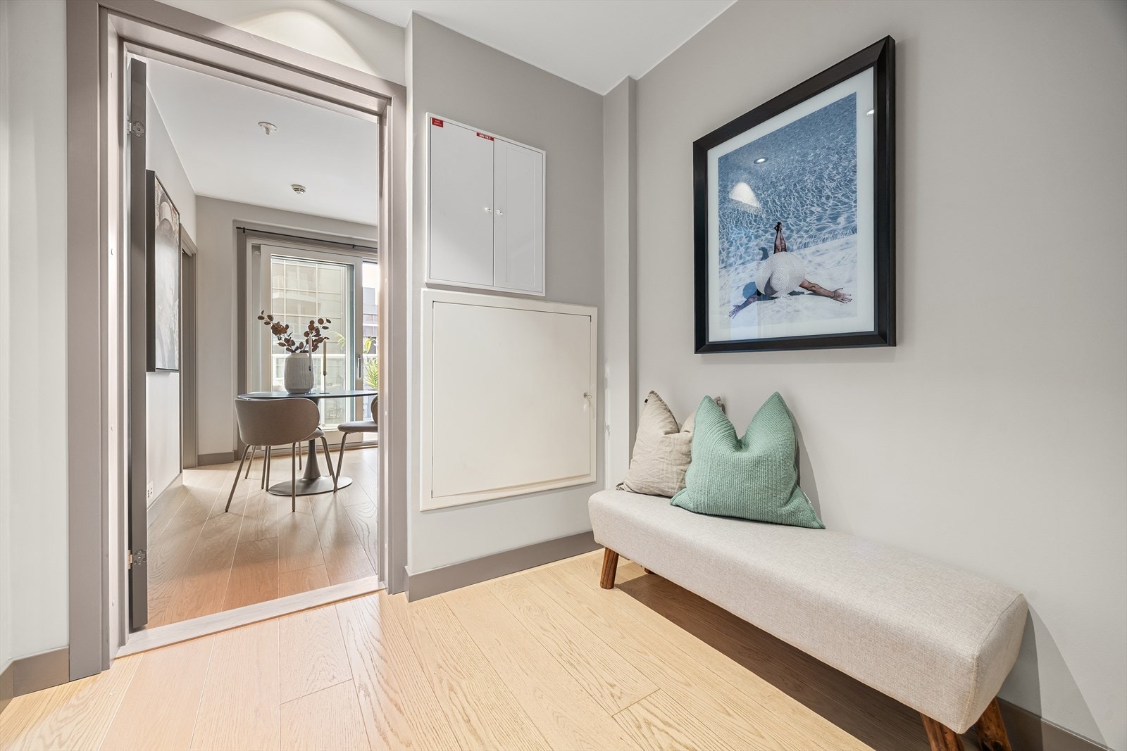 Lys og romslig entré Galleribilde