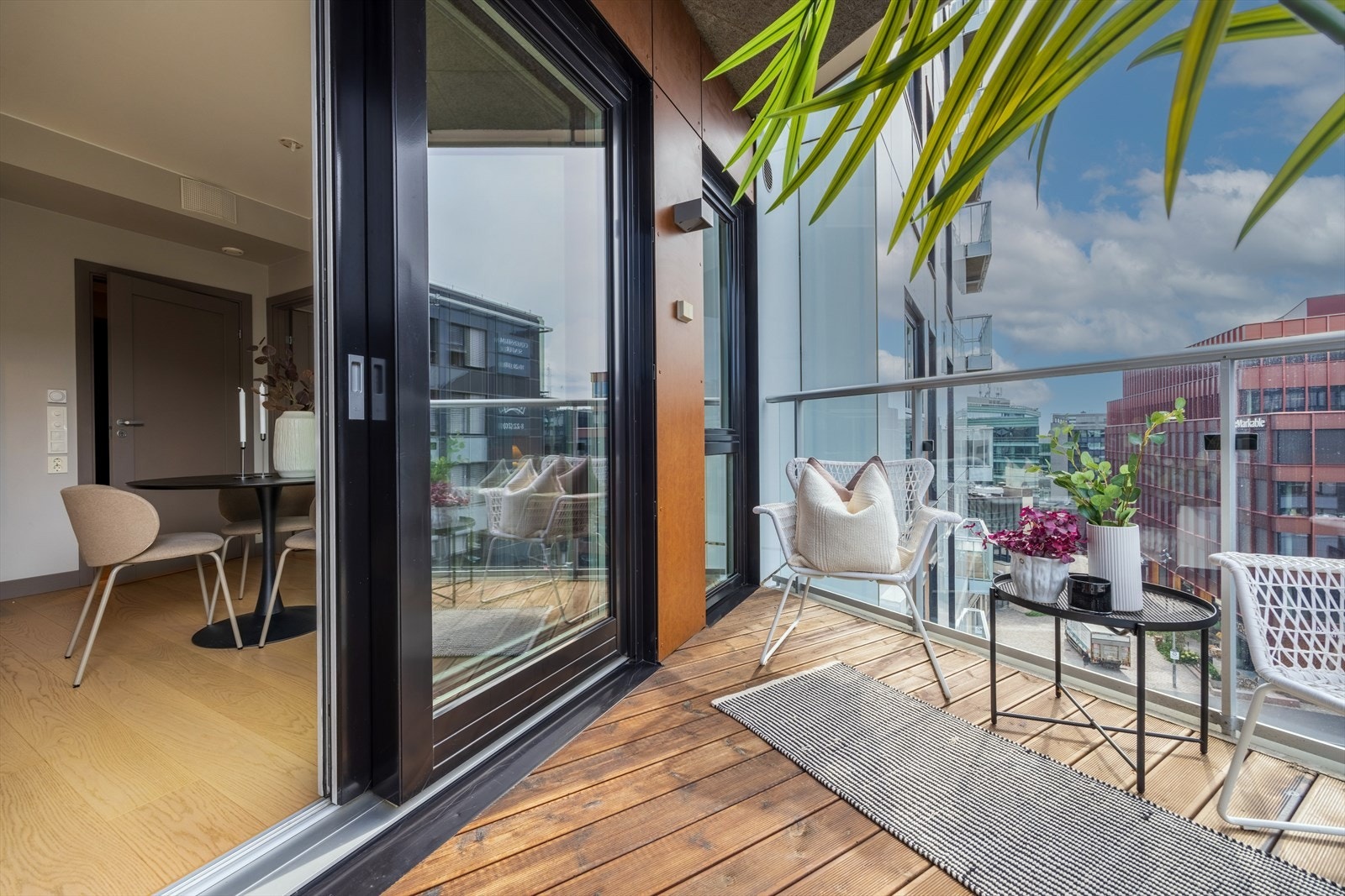 En herlig forlengelse av stuen. I tillegg til balkongen har sameiet felles takterrasse med 360 graders utsikt og sol fra morgen til kveld Galleribilde