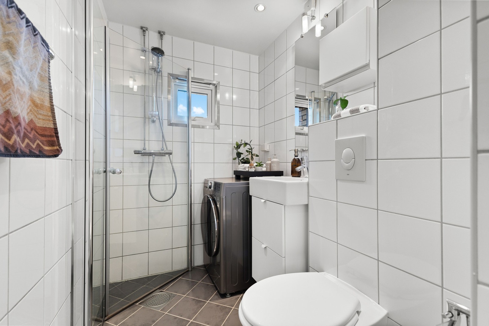 Opplegg og plass til full størrelse vaskemaskin. Det er også felles vaskeri i kjeller i samme blokk Galleribilde