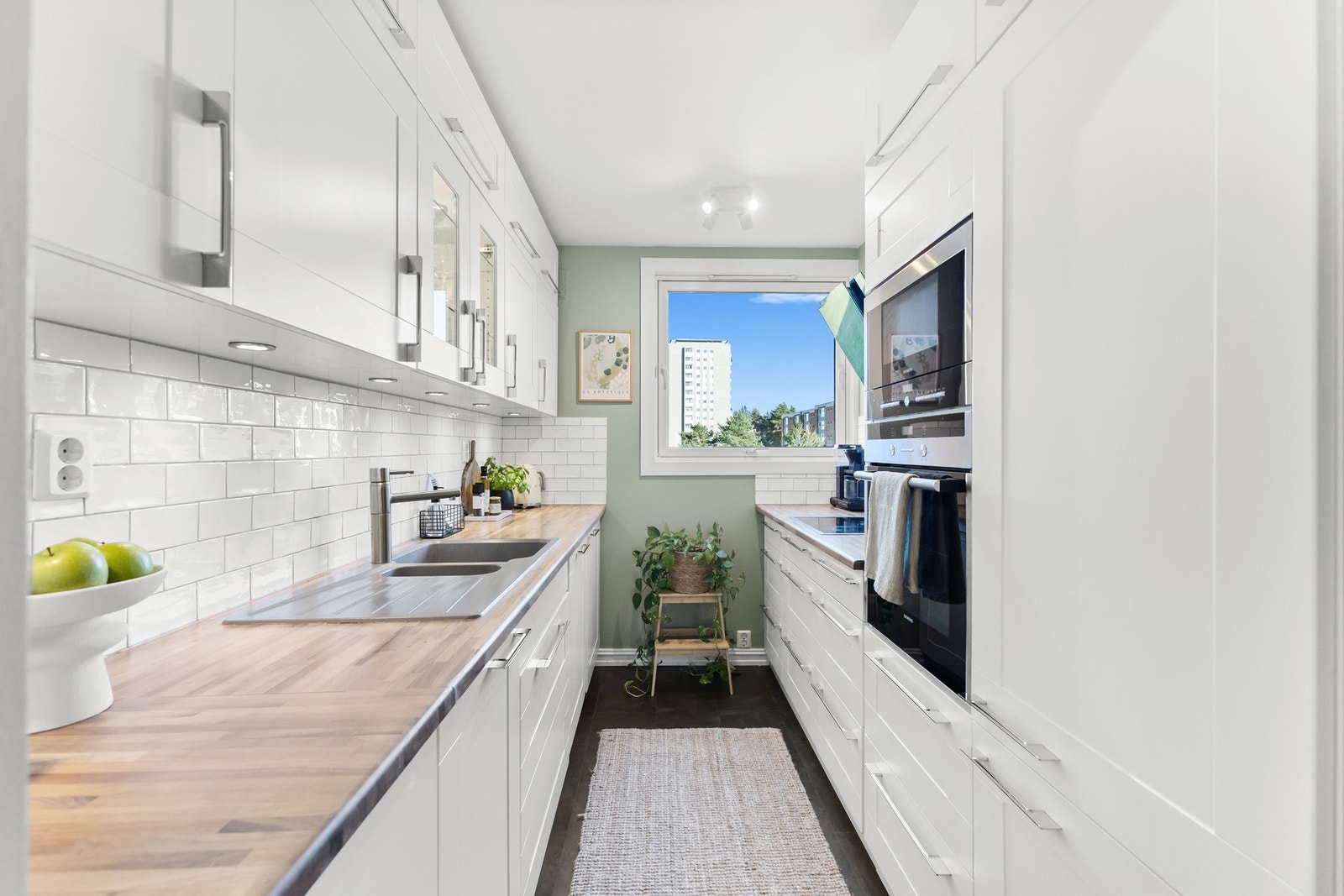 Flott Kvik-kjøkken med integrerte hvitevarer Galleribilde