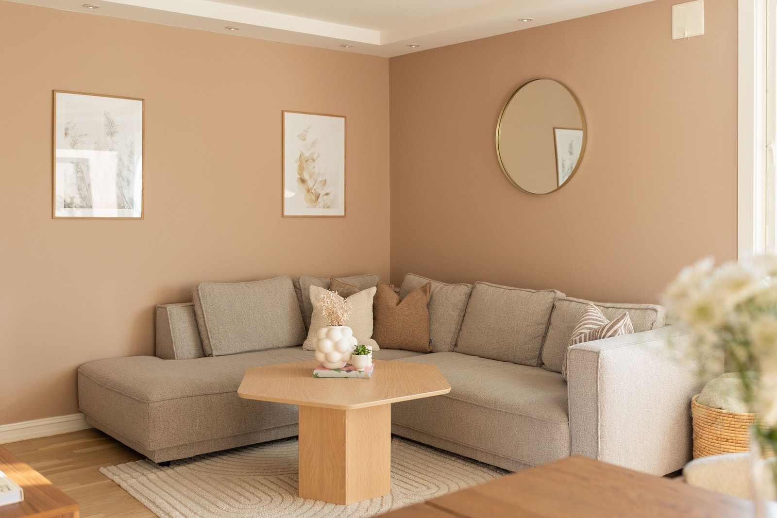 Boligen er malt i tidsriktige og delikate farger Galleribilde