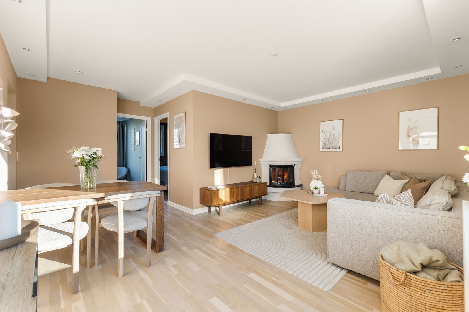 Stue med god plass til sofagruppe og spisebord Galleribilde