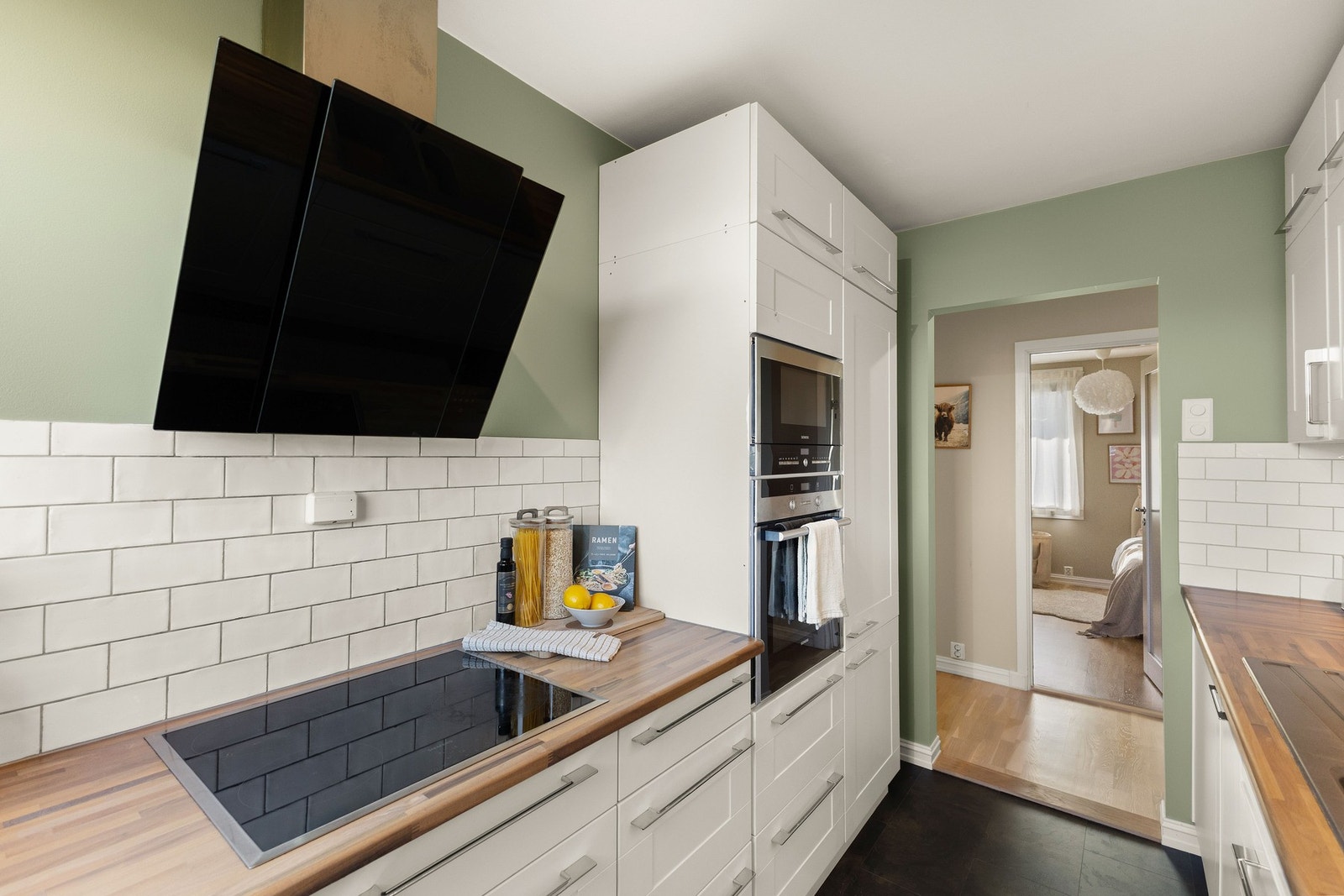 I tillegg til kombiskap med kjøl/frys er det satt inn ekstra fryser Galleribilde