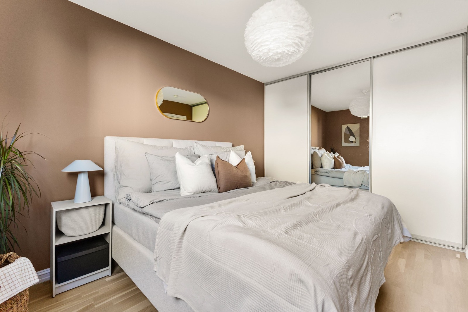 Stor skyvedørsgarderobe fra Langlo Galleribilde