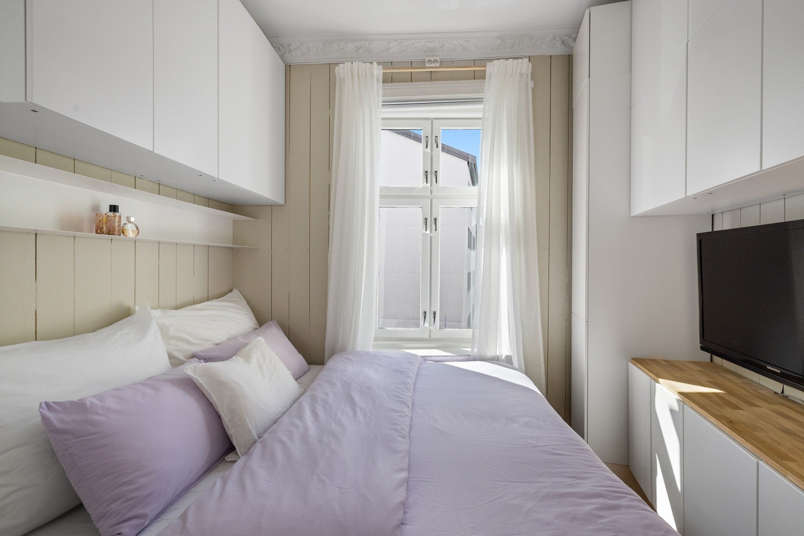 På soverommet er det satt inn godt med garderobeskap for ekstra oppbevaring. Sengen som står på soverommet i dag er 180cm bred. Galleribilde