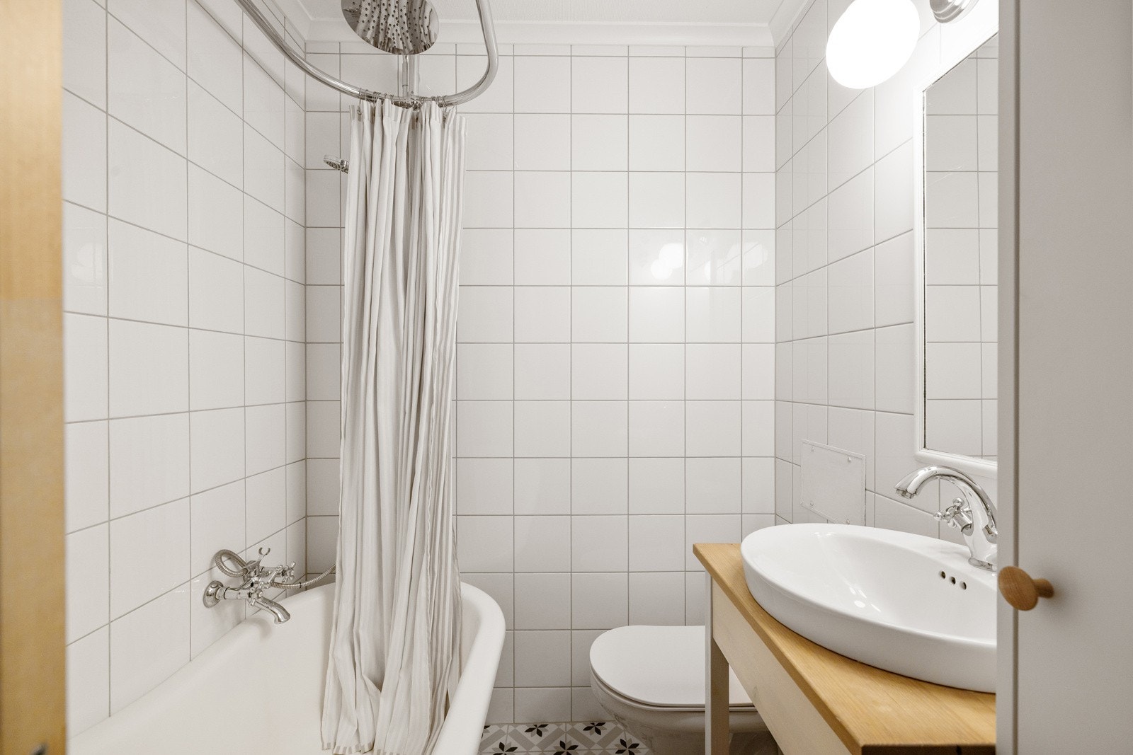 Oppusset og flislagt bad fra 2014, med varme i gulvet. Galleribilde