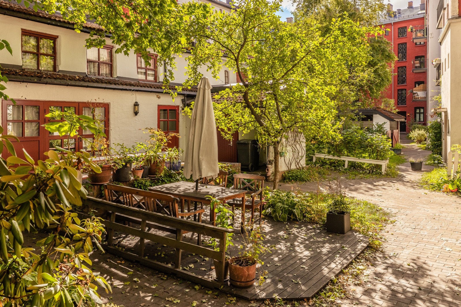 Kvartalet har en parkmessig bakgård og har i tillegg sitt egne grendehus som kan leies til sosiale sammenkomster! Galleribilde