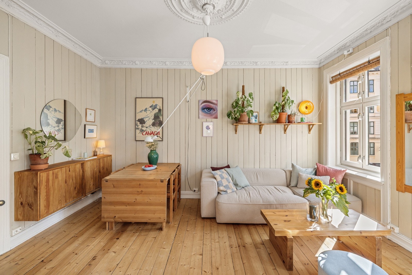 Velkommen til en herlig leilighet med god planløsning, klassiske detaljer og en av Grünerløkkas beste beliggenheter! Galleribilde