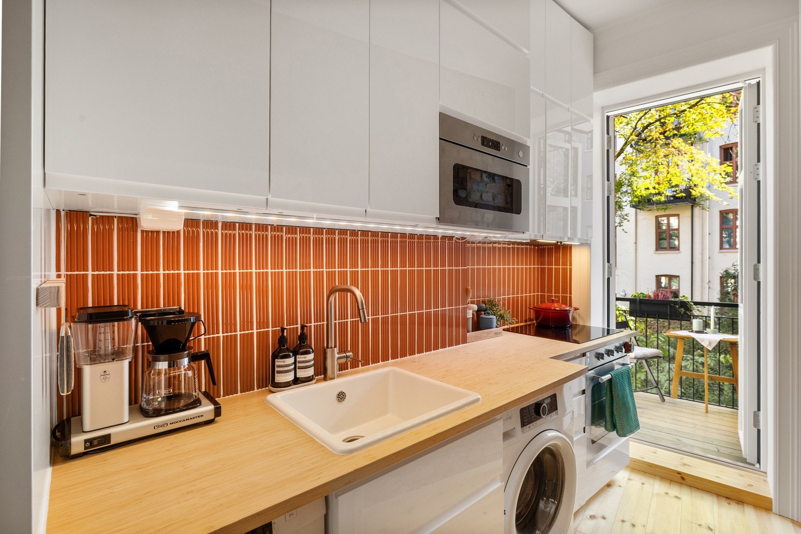 Kjøkkenet er plassbygget til rommet og har alle nødvendigheter. Galleribilde