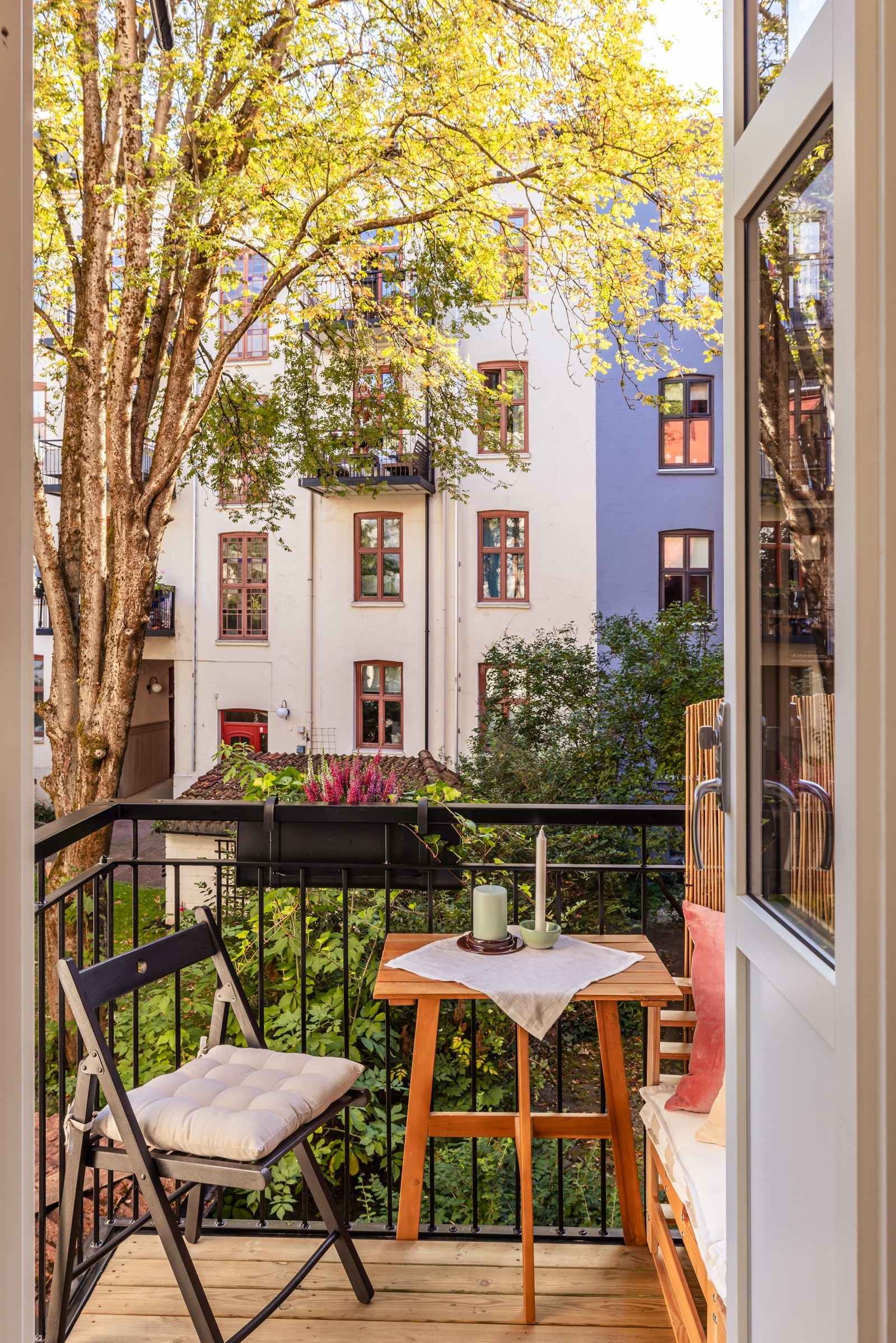 Leiligheten har en ny balkong fra 2024, som vender mot den flotte bakgården i kvartalet. Galleribilde