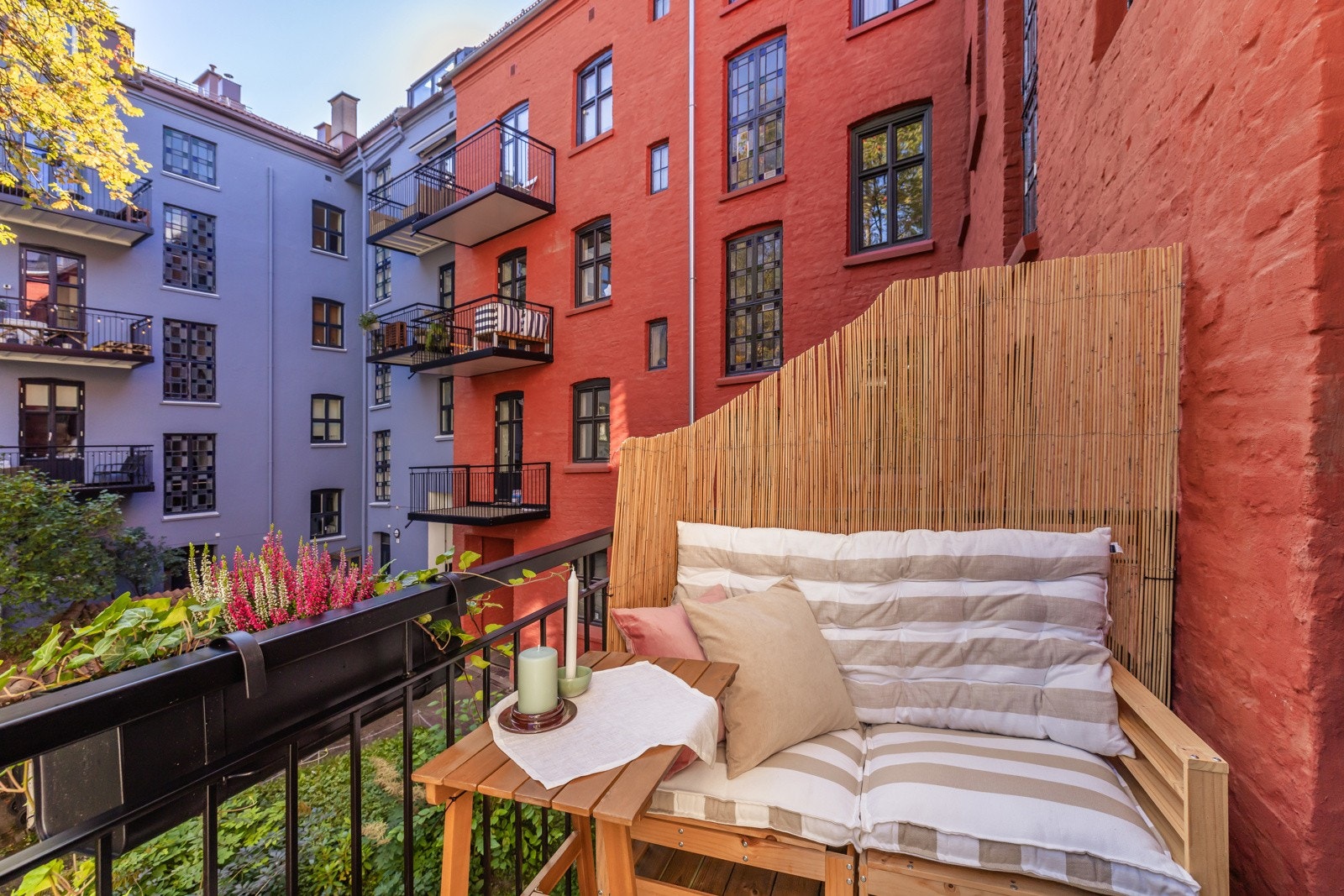 På balkongen er det plass til diverse møblement og beplantning. Det er tillatt med el- /gassgrill på balkongen. Galleribilde