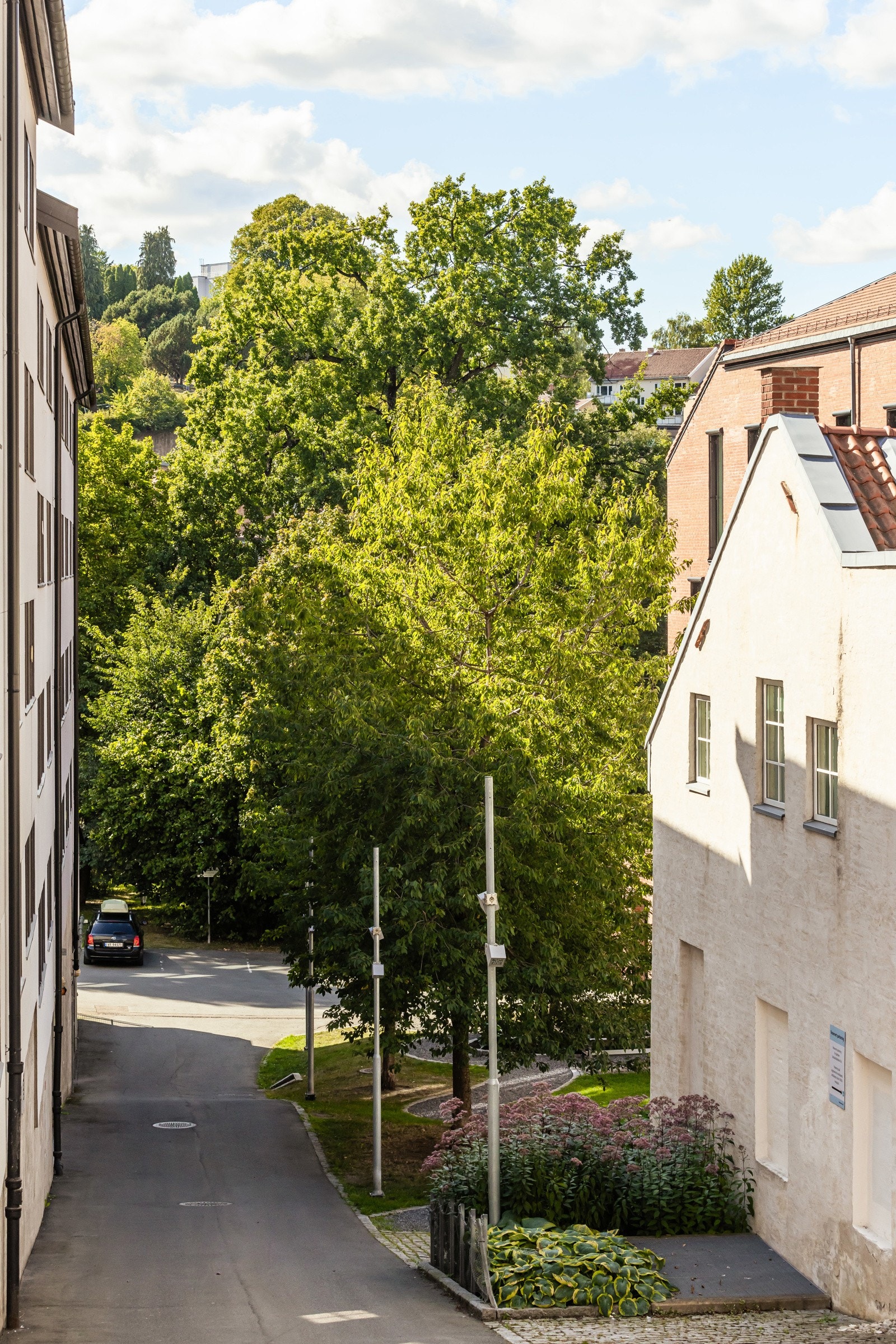 Hyggelig utsyn fra soverommet. I Fossveien 21 bor du i rolige omgivelser! Galleribilde