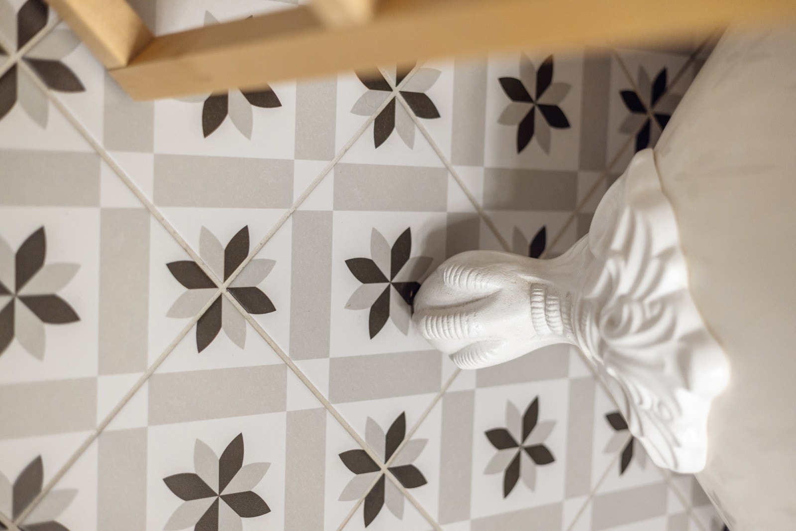 Klassiske og tidløse gulvfliser med pent mønster. Galleribilde