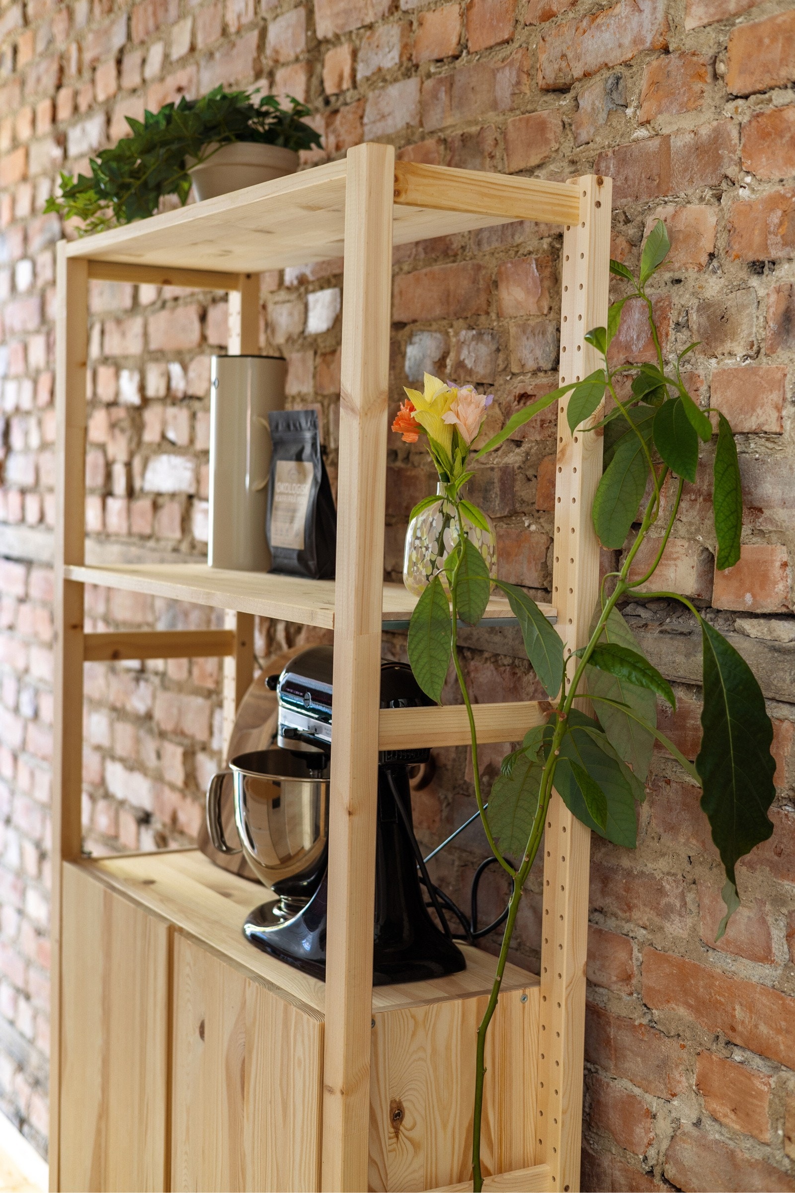 Den originale teglveggen er tatt frem og gir rommet karakter. Galleribilde