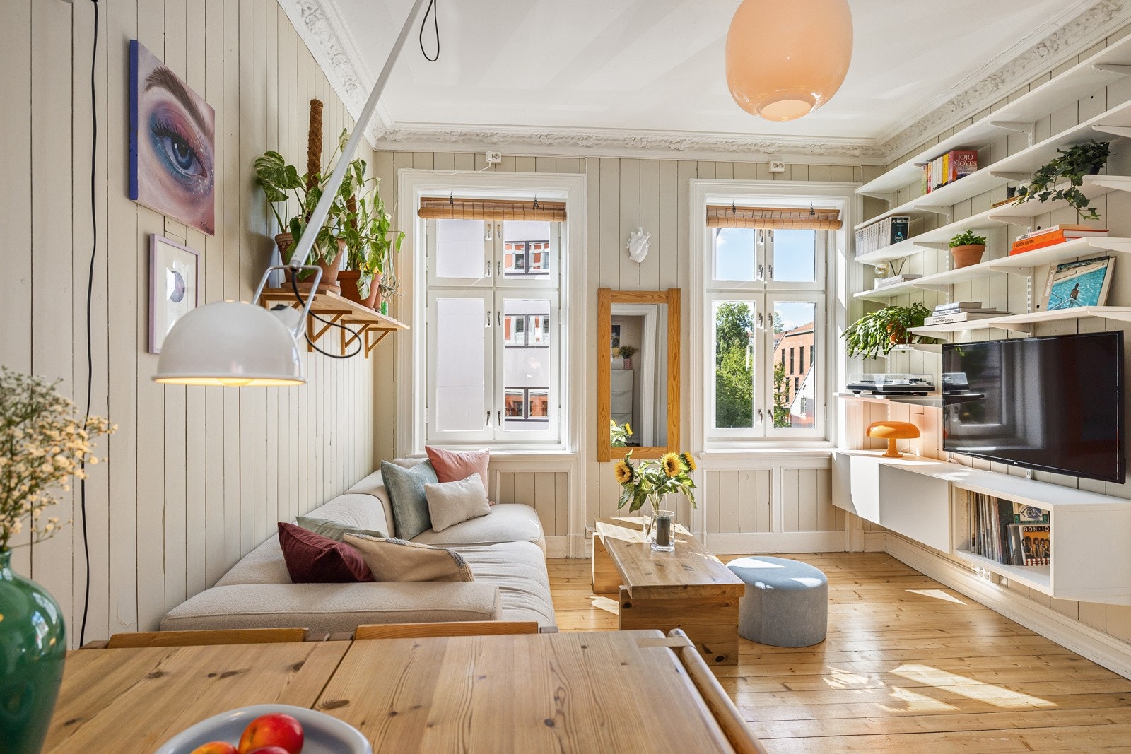 På stuen er det god plass til både sofagruppe og mediemøblement. Det er laget en smart oppbevaringsløsning i stuen i form av plassbygde hyller. Galleribilde