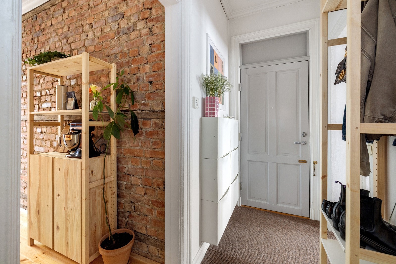 Lys og pen gang med brannklassifisert inngangsdør og callinganlegg med portåpner. Galleribilde