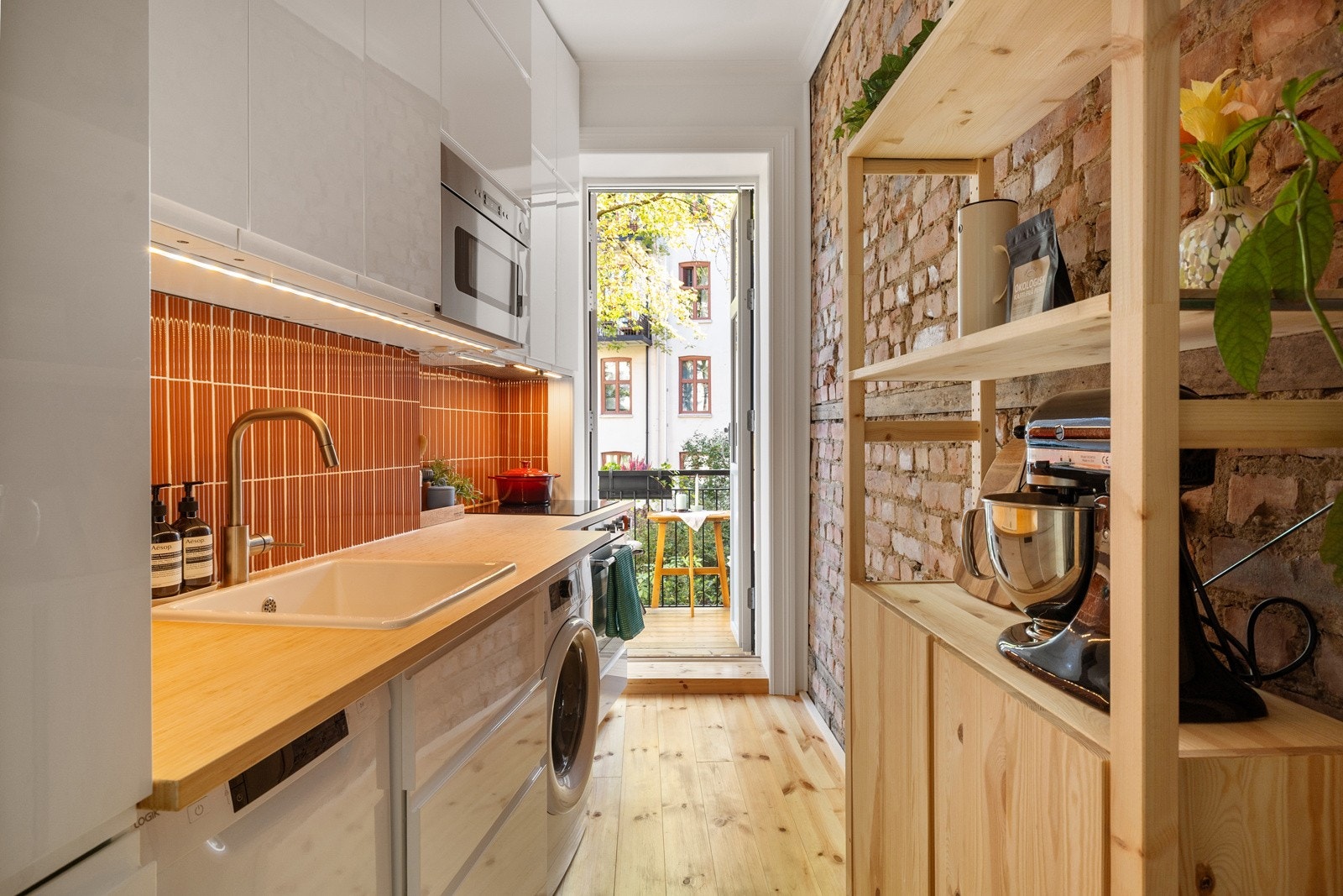 Leiligheten har et lekkert og nytt kjøkken fra 2024/2025. Galleribilde