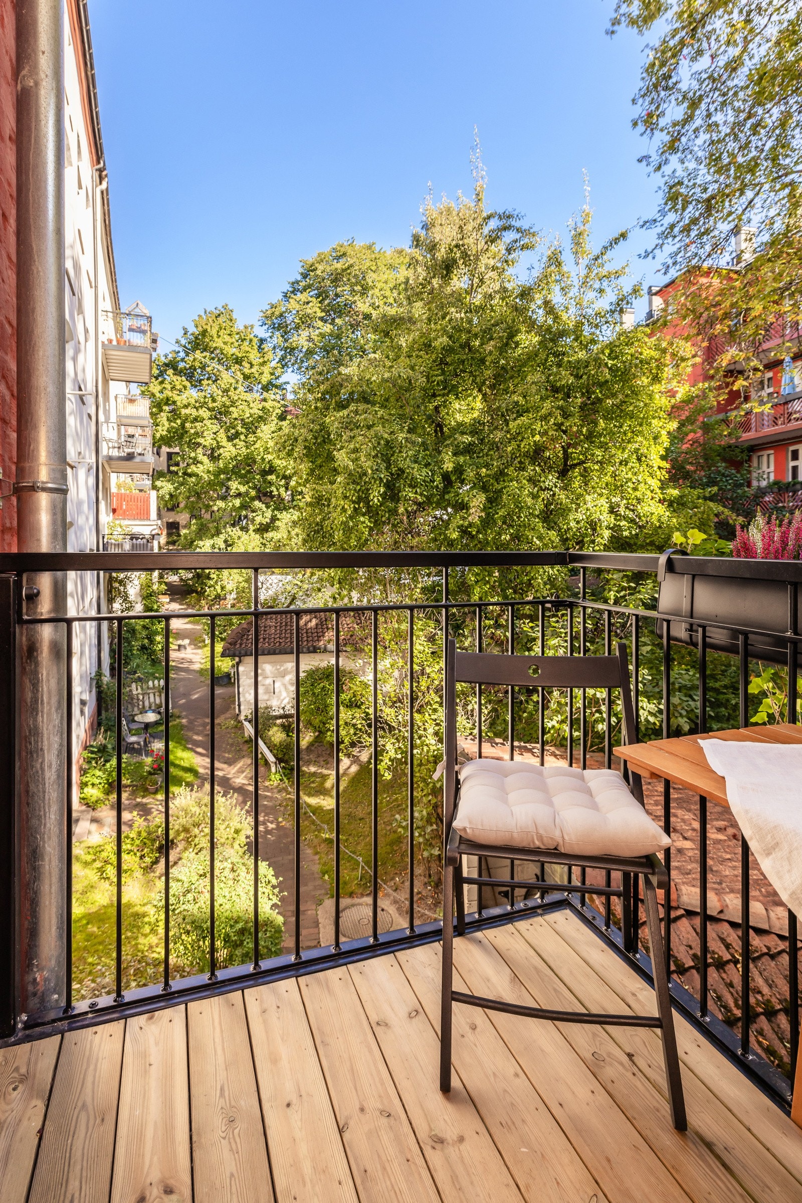 Selger opplyser om morgen/formiddagssol på balkongen i sommerharlvåret. Galleribilde