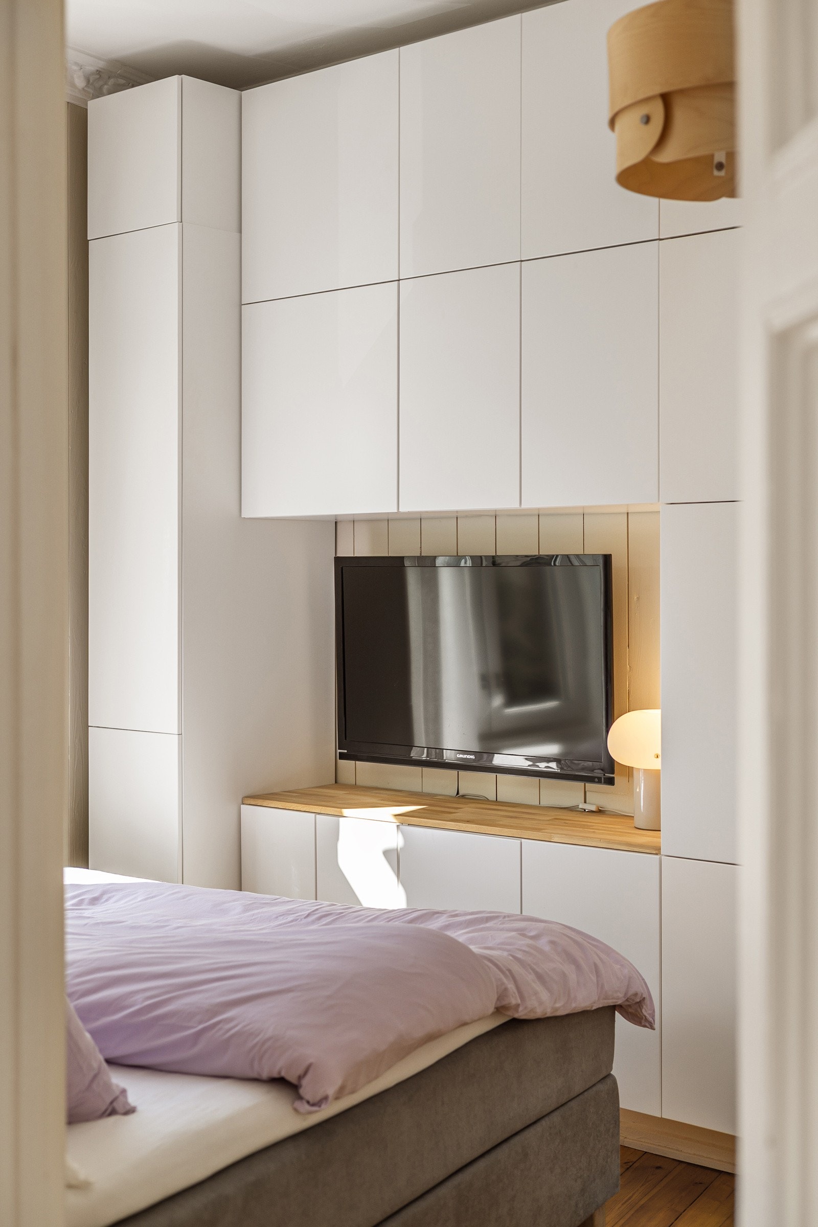 Fra stuen har man videre adkomst til leilighetens soverom. Galleribilde