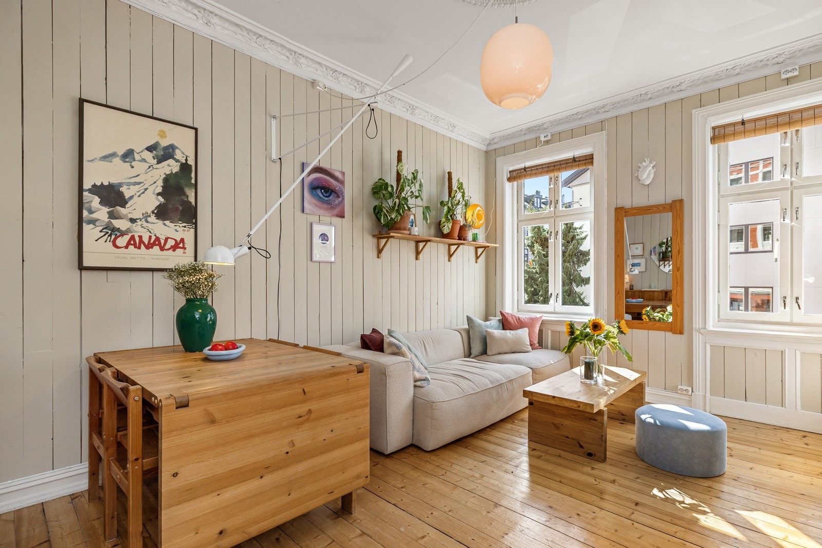 Leiligheten har en romslig stue med sjarmerende originalt panel på vegg. Galleribilde