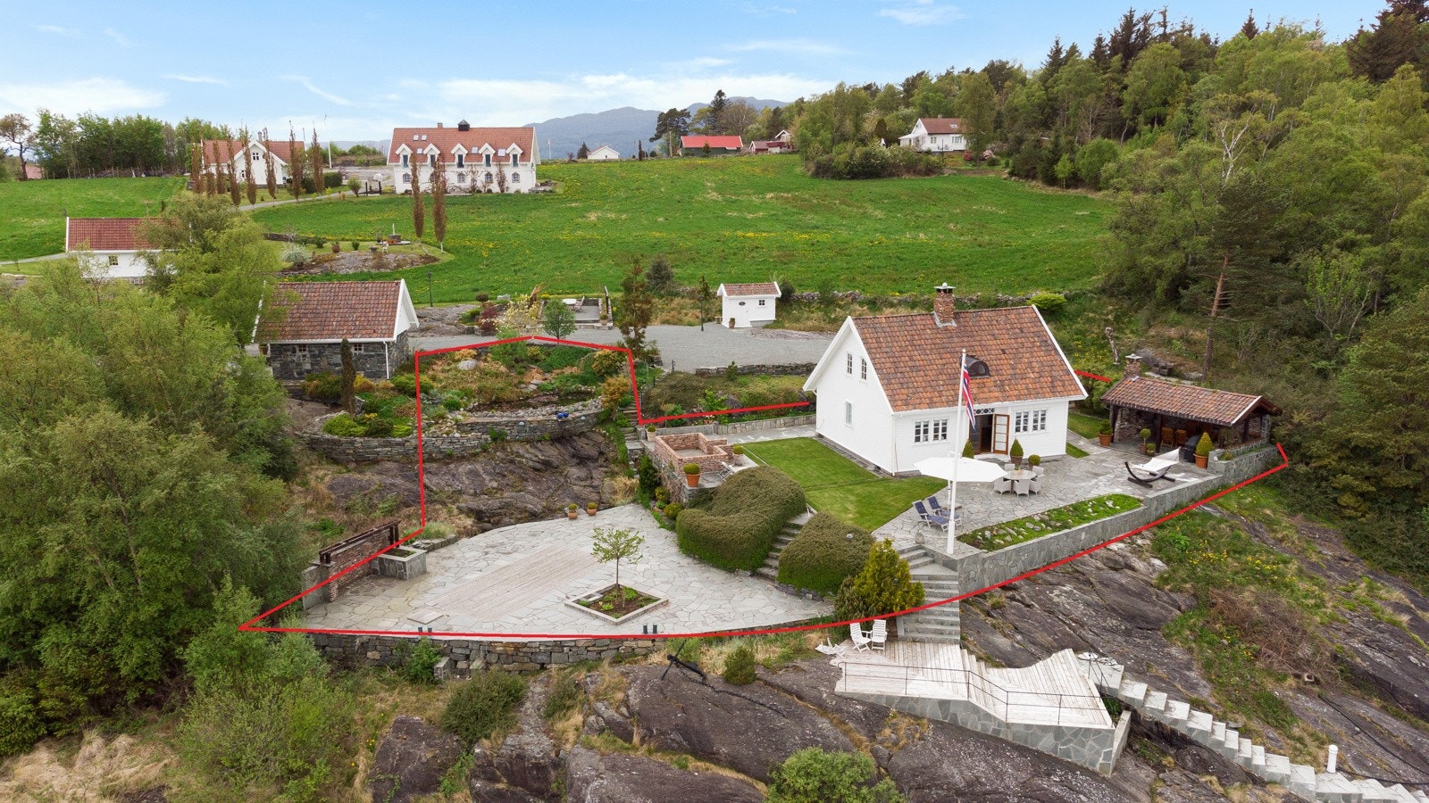 Det gjøres spesielt oppmerksom på at linjene som er tegnet inn kun er ment som en illustrasjon av hvor grensene går, og det henvises til offentlige kart for nøyaktige grenser. Galleribilde