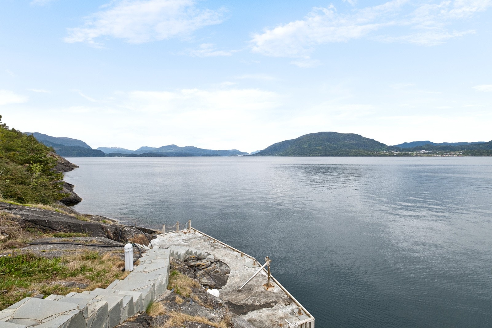 Bryggen nedenfor hytten ligger på naboeiendommen, men det foreligger en sambruksrett på denne (konf. megler). Galleribilde