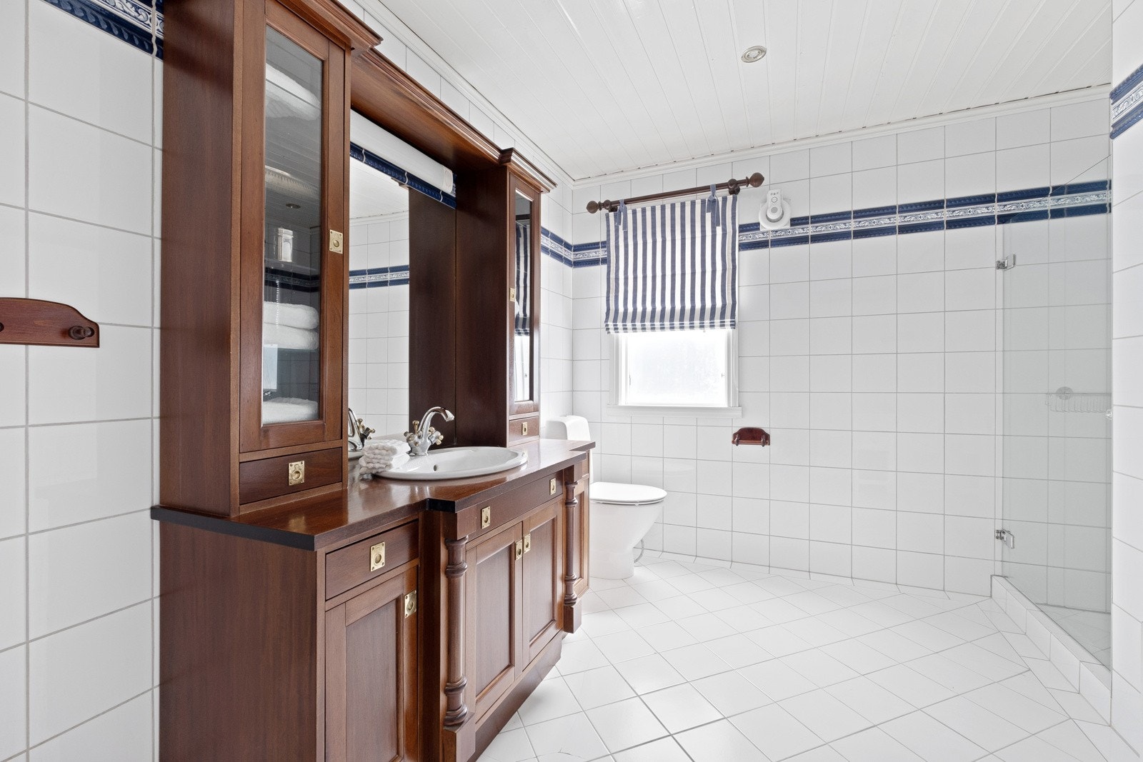 Helfliset bad med solid innredning. Galleribilde