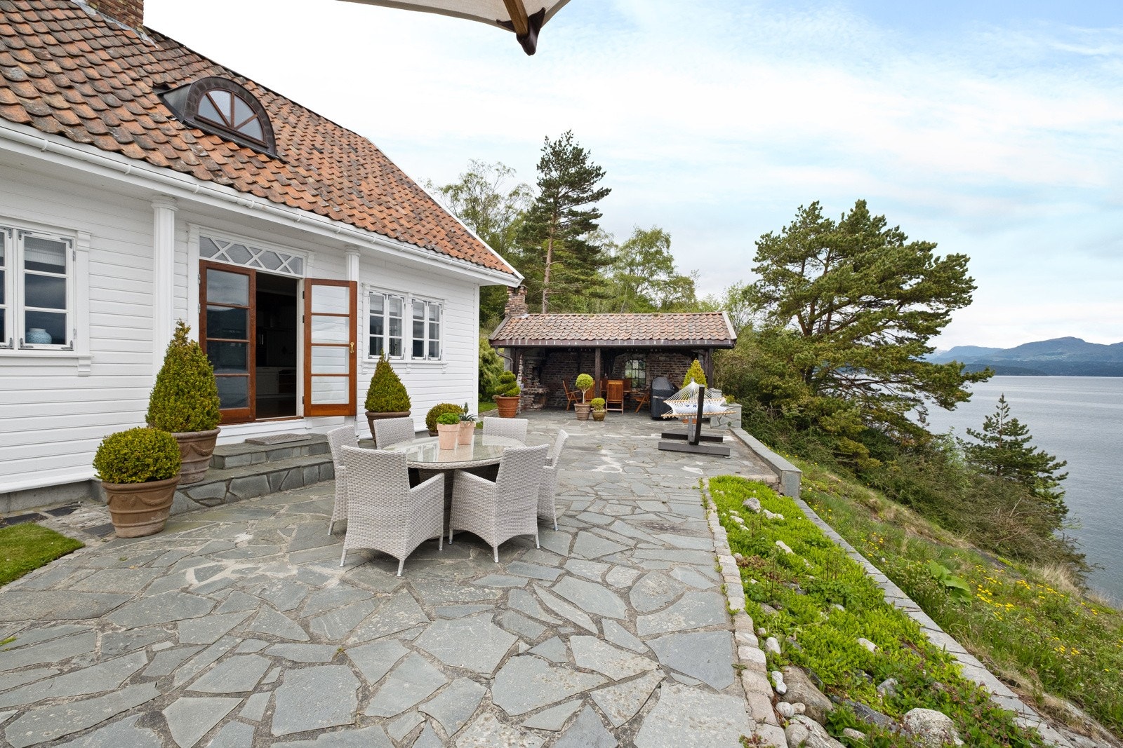 Rundt hytten er det lune og solrike uteplasser. Galleribilde