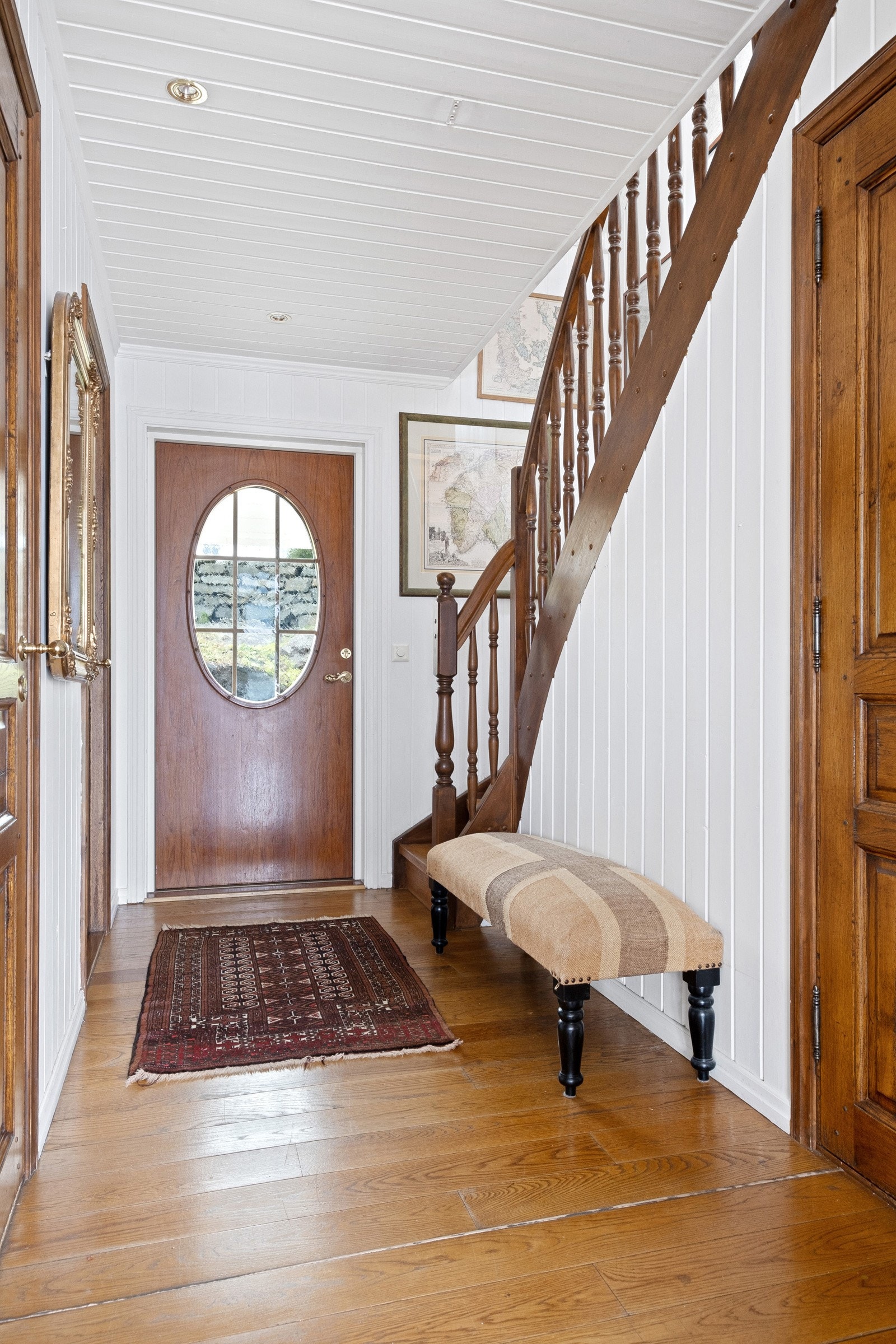 En flott trapp tar deg opp til 2. etasje. Galleribilde