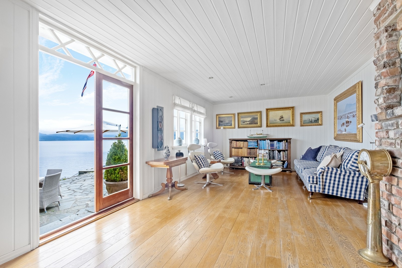 På fine sommerdager kan du åpne de doble dørene og slitte inn lyden og lukten av sjø. Galleribilde