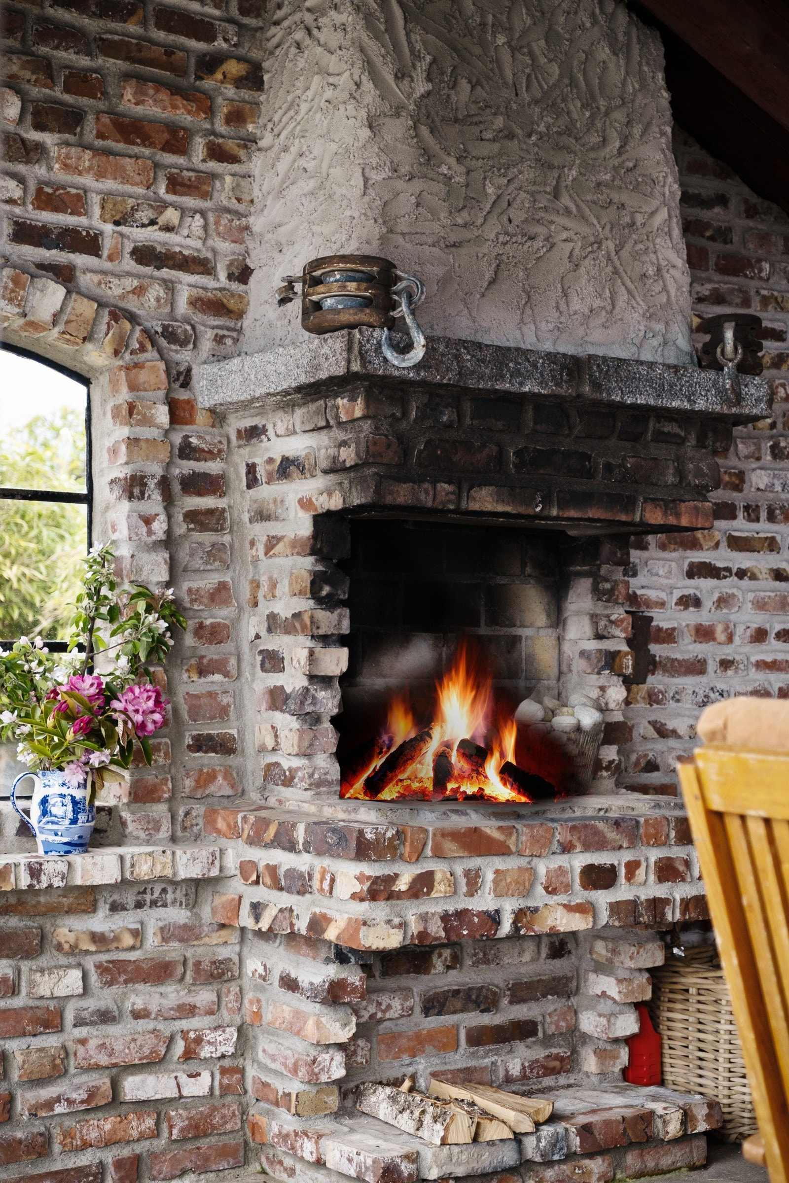 God varme fra peisen gir en lun og koselig stemning. Galleribilde