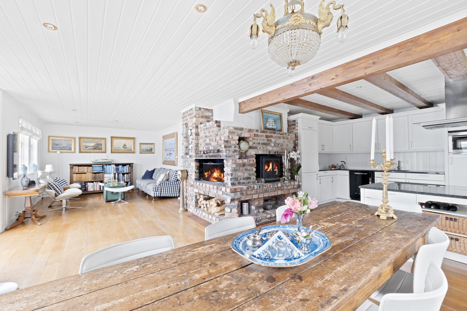 På kaldere dager kan man kose seg inne foran peisen, her blir det en god atmosfære uansett vær og årstid. Galleribilde